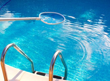 cara perawatan kolam renang hotel dan apartemen